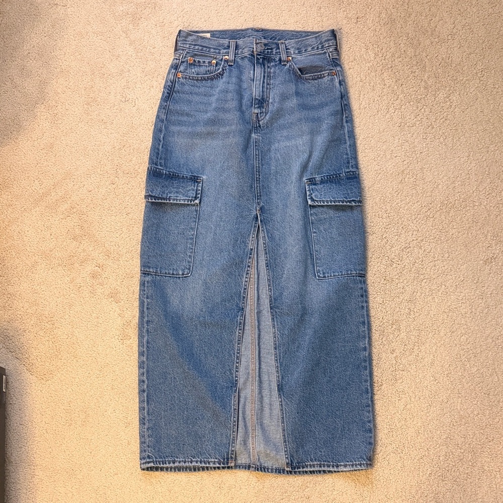 Levi’s Ankle Column Cargo Skirt in Size 26